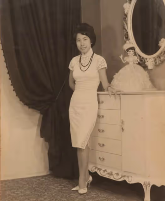 汪明荃夫婦參加同學聚會，羅家英與84歲老師合影，對方轉行當演員