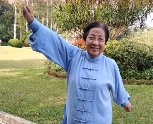 汪明荃夫婦參加同學聚會，羅家英與84歲老師合影，對方轉行當演員