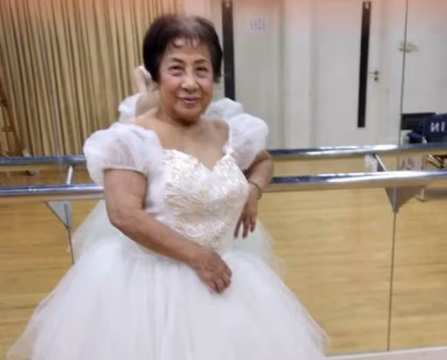 汪明荃夫婦參加同學聚會，羅家英與84歲老師合影，對方轉行當演員