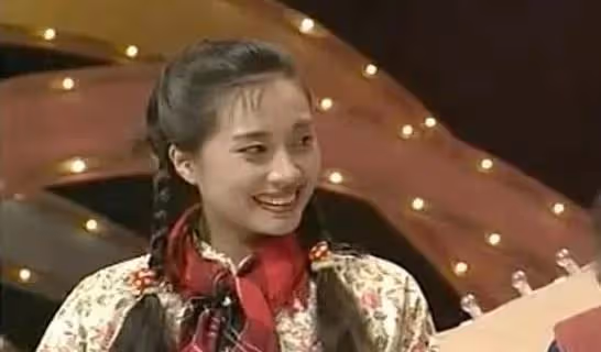 因老公離世，春晚舞台笑星消失，如今已再婚女兒12歲