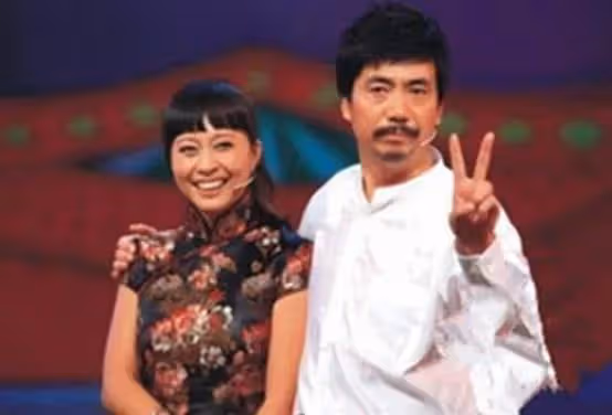 因老公離世，春晚舞台笑星消失，如今已再婚女兒12歲
