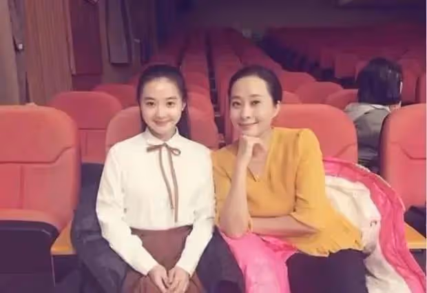 因老公離世，春晚舞台笑星消失，如今已再婚女兒12歲