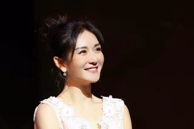 謝娜毀譽參半的人生，沒有何炅的兜底，她能走多遠？