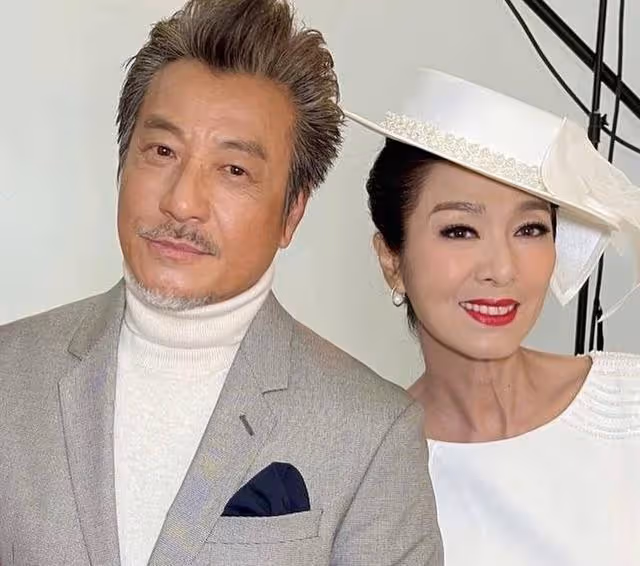香港著名老戲骨迎74歲生日，保養似小伙，被贊越老越有味道