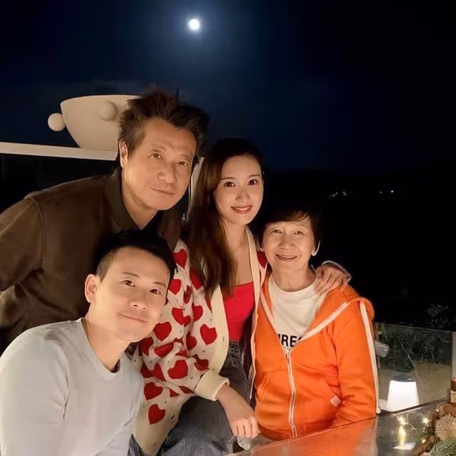 香港著名老戲骨迎74歲生日，保養似小伙，被贊越老越有味道