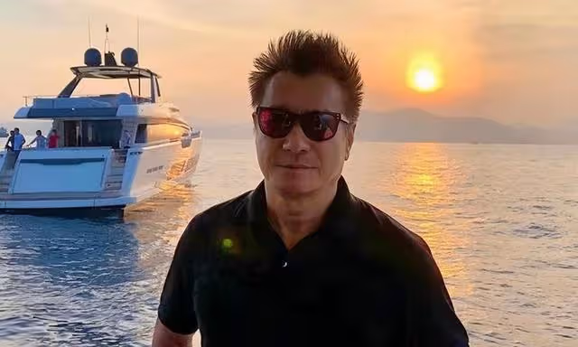 香港著名老戲骨迎74歲生日，保養似小伙，被贊越老越有味道