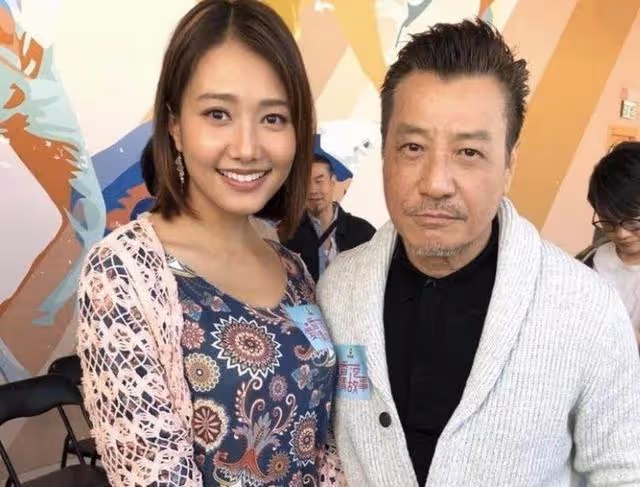 香港著名老戲骨迎74歲生日，保養似小伙，被贊越老越有味道