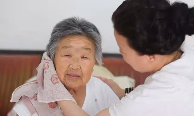 前婆婆住院，我去看她，六歲兒子說了兩句話，病友紛紛要求換房