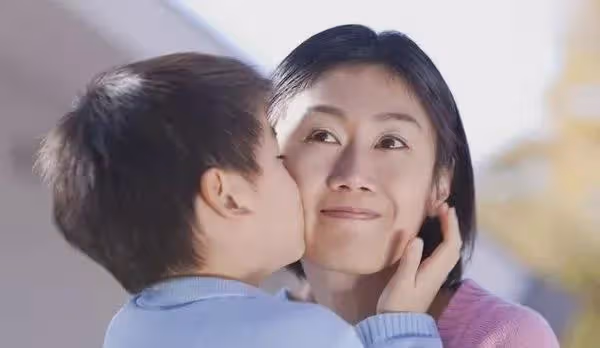前婆婆住院，我去看她，六歲兒子說了兩句話，病友紛紛要求換房