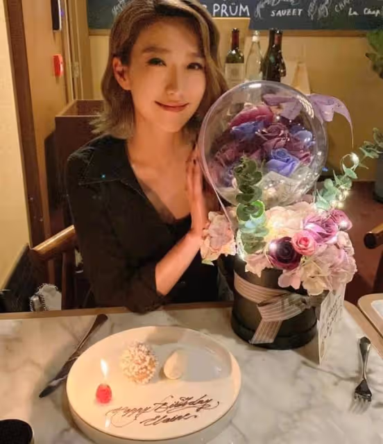 開心！TVB花旦姚子羚與家人慶祝41歲生日，網友關注點在妹妹身上
