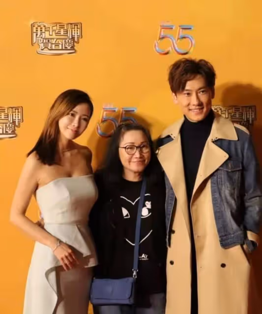 不滿！TVB美女主持利穎怡合照時胸前出現男人手，疑被對方占便宜