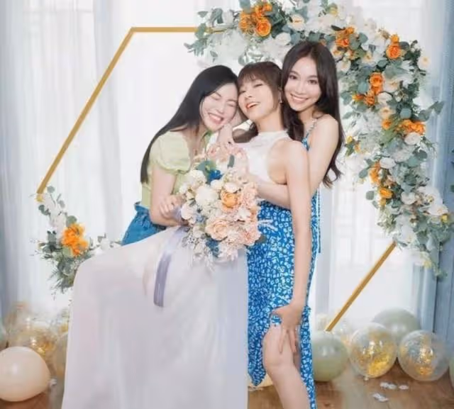 不滿！TVB美女主持利穎怡合照時胸前出現男人手，疑被對方占便宜