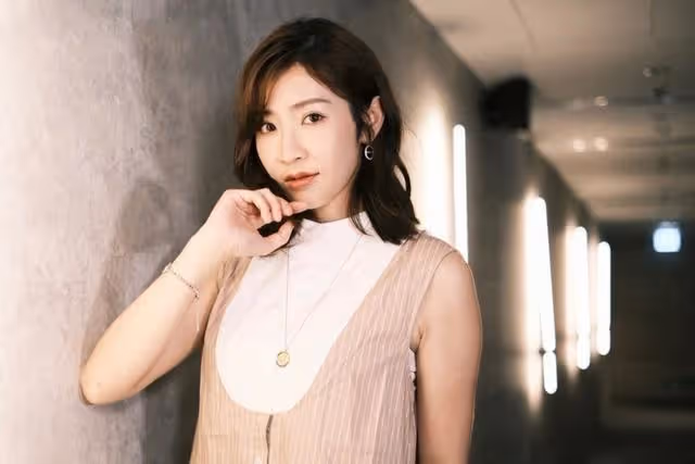 不滿！TVB美女主持利穎怡合照時胸前出現男人手，疑被對方占便宜