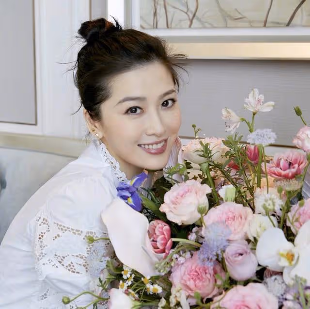 香港著名女星長期與丈夫分隔兩地，高調曬婚戒，暗示夫妻感情穩定
