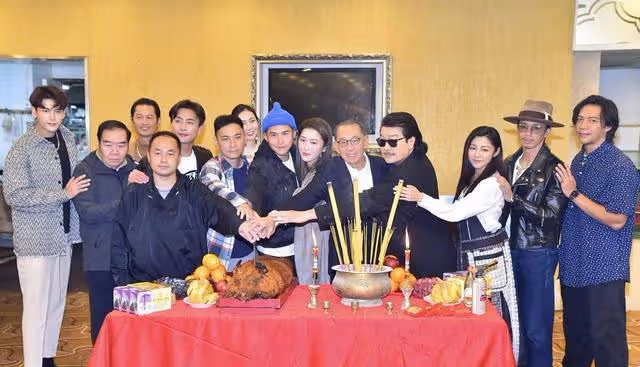 香港著名女星長期與丈夫分隔兩地，高調曬婚戒，暗示夫妻感情穩定