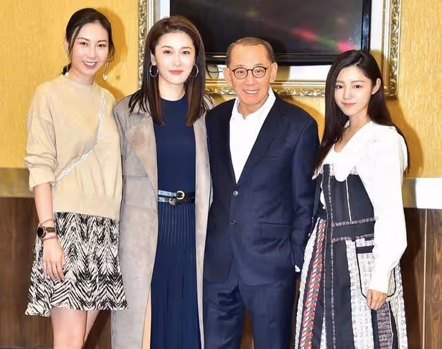 香港著名女星長期與丈夫分隔兩地，高調曬婚戒，暗示夫妻感情穩定
