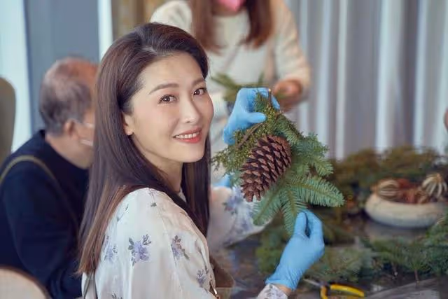 香港著名女星長期與丈夫分隔兩地，高調曬婚戒，暗示夫妻感情穩定