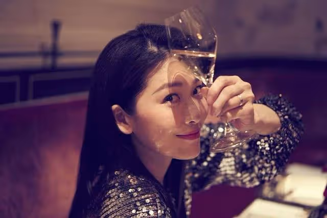 香港著名女星長期與丈夫分隔兩地，高調曬婚戒，暗示夫妻感情穩定