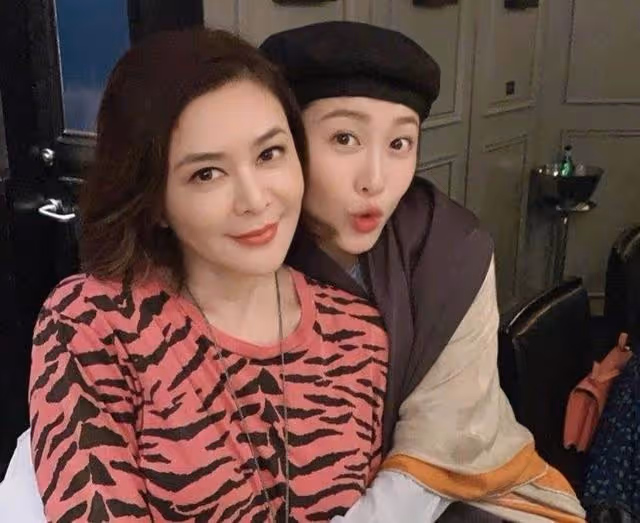 香港著名女星長期與丈夫分隔兩地，高調曬婚戒，暗示夫妻感情穩定