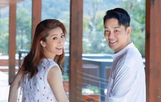 香港著名女星長期與丈夫分隔兩地，高調曬婚戒，暗示夫妻感情穩定