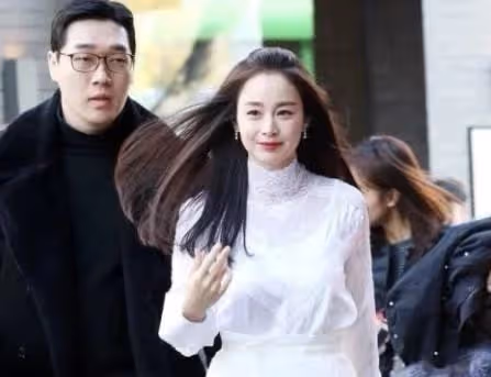 這是41歲該有的臉跟身材嗎？韓國女星金泰熙也太讓人羨慕了，這就是凍齡吧！