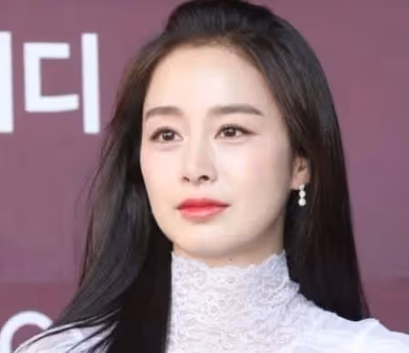 這是41歲該有的臉跟身材嗎？韓國女星金泰熙也太讓人羨慕了，這就是凍齡吧！