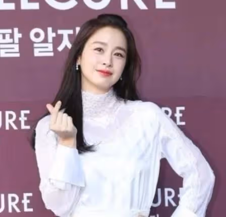 這是41歲該有的臉跟身材嗎？韓國女星金泰熙也太讓人羨慕了，這就是凍齡吧！