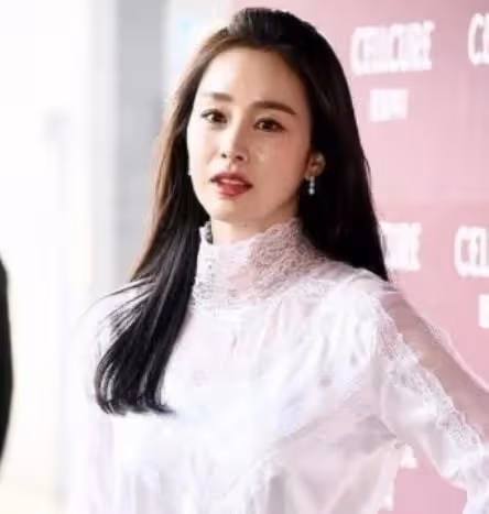 這是41歲該有的臉跟身材嗎？韓國女星金泰熙也太讓人羨慕了，這就是凍齡吧！