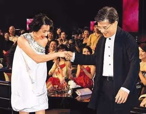 羅康瑞:拋妻棄子61歲娶朱玲玲,親兒子拒絕繼承百億財產