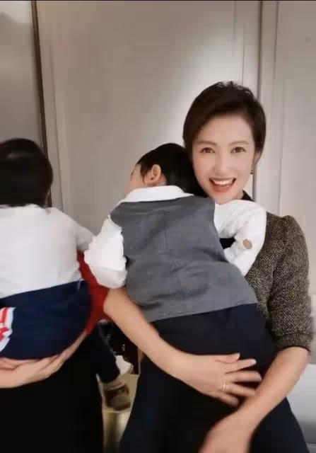 知名主持人春妮:有過一次婚姻,與郭德綱傳緋聞，40歲再婚高齡產子
