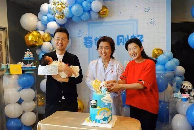 知名主持人春妮:有過一次婚姻,與郭德綱傳緋聞，40歲再婚高齡產子