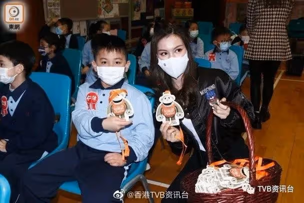 TVB應屆港姐首做司儀獲網民激贊！邵初中萬元利是請食魚蛋？