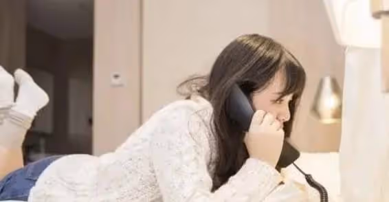 妻子出軌，打開酒店房門時，她衣冠不整身體被他壓在身下