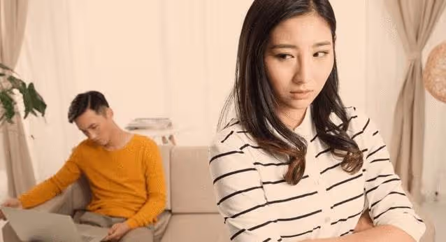 婆婆總半夜偷偷溜進我和老公的房間，房事時老公戴套，我卻懷孕了