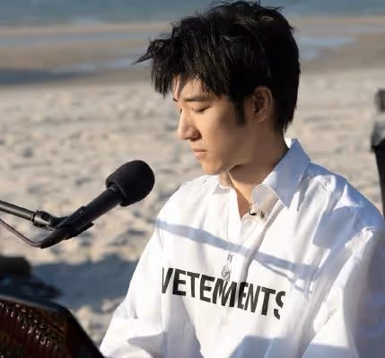 王力宏近照曝光，剪短頭髮後重回顏值巔峰，網友：真是不老男神