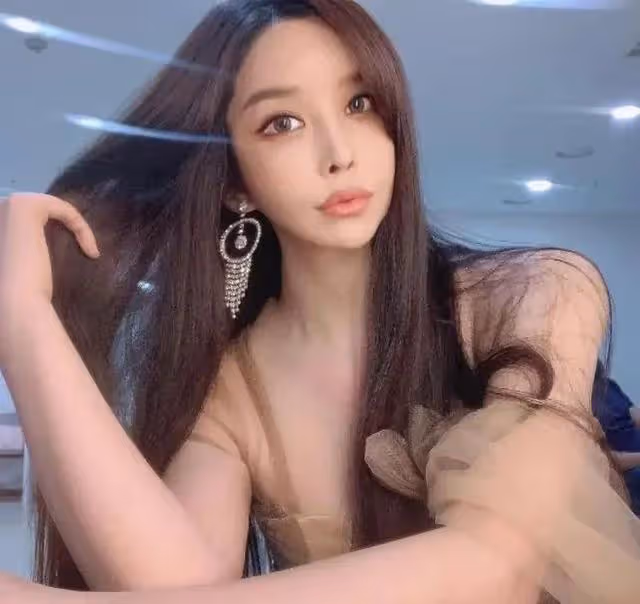 「韓國最美變性人」何莉秀：家暴丈夫、陷嫖娼醜聞，23歲就更年期