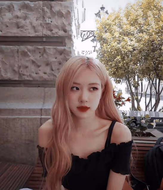 Lisa感染新冠接受隔離治療!隊友等待核檢結果,朴彩英取消活動