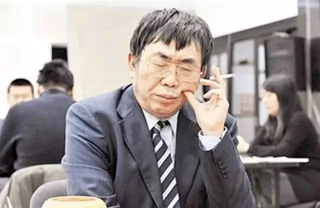 聶衛平經歷3次婚姻，最小的相差23歲，菸酒不離身無肉不成歡！