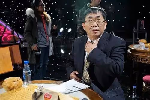 聶衛平經歷3次婚姻，最小的相差23歲，菸酒不離身無肉不成歡！