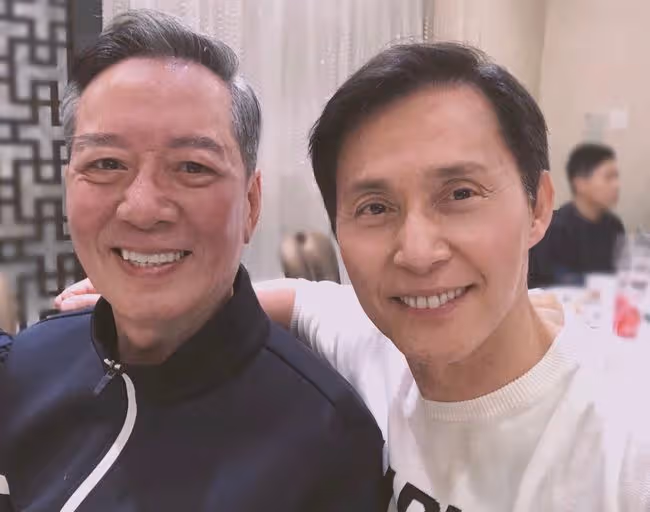 《天龍八部》演員聚會，64歲張國強仍帥氣，68歲駱應鈞頭髮花白