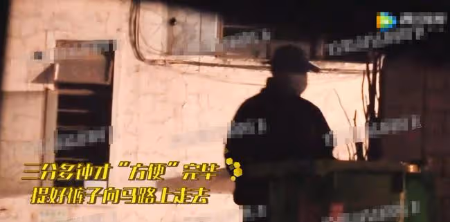 小瀋陽深夜牆邊小便，事後在路旁愜意吞雲吐霧，遭網友怒噴太不雅