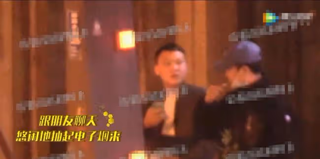 小瀋陽深夜牆邊小便，事後在路旁愜意吞雲吐霧，遭網友怒噴太不雅