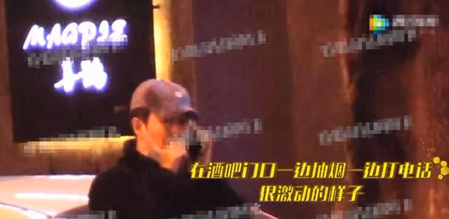 小瀋陽深夜牆邊小便,事後在路旁愜意吞雲吐霧,遭網友怒噴太不雅