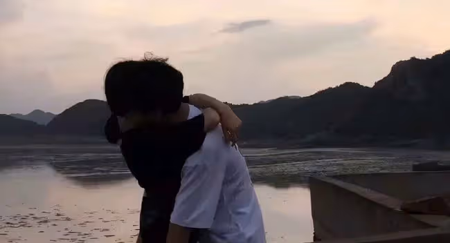 游泳池裡，我撩了一個身材長相都滿分的男人