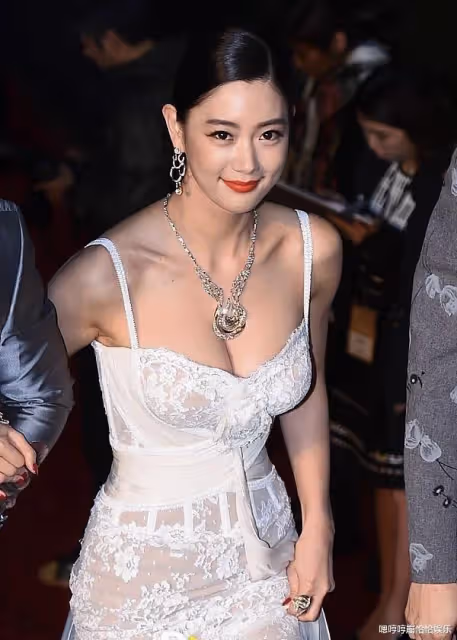 「韓國第一美女」李成敏，黃金比例迷人身材，一雙美腿像開了特效