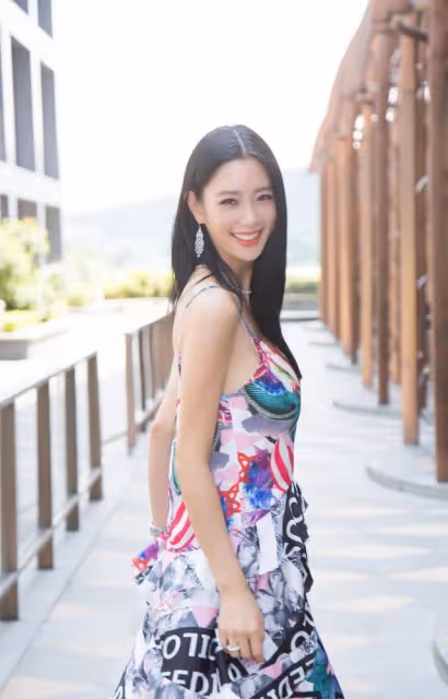 「韓國第一美女」李成敏，黃金比例迷人身材，一雙美腿像開了特效