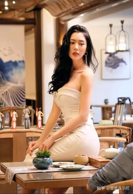 「韓國第一美女」李成敏，黃金比例迷人身材，一雙美腿像開了特效