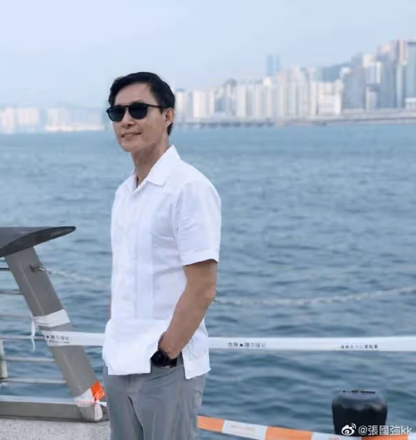 港版《天龍八部》「慕容」父子重聚，兩人狀態極佳，年齡僅差4歲
