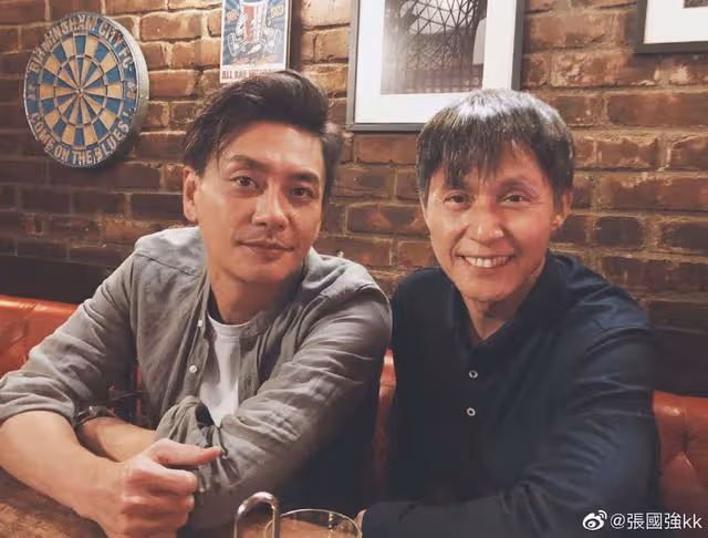 港版《天龍八部》「慕容」父子重聚，兩人狀態極佳，年齡僅差4歲