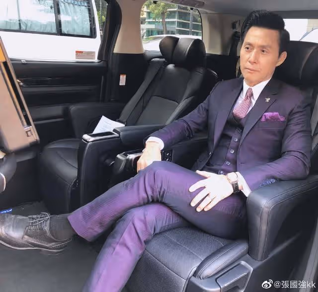 港版《天龍八部》「慕容」父子重聚，兩人狀態極佳，年齡僅差4歲